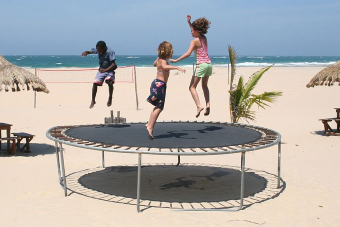 bermain-trampolin